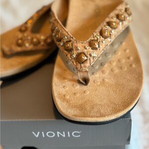 NWT NEVER WORN Vionic Tan Sandals with Gold Cork Straps and Suede Footbed